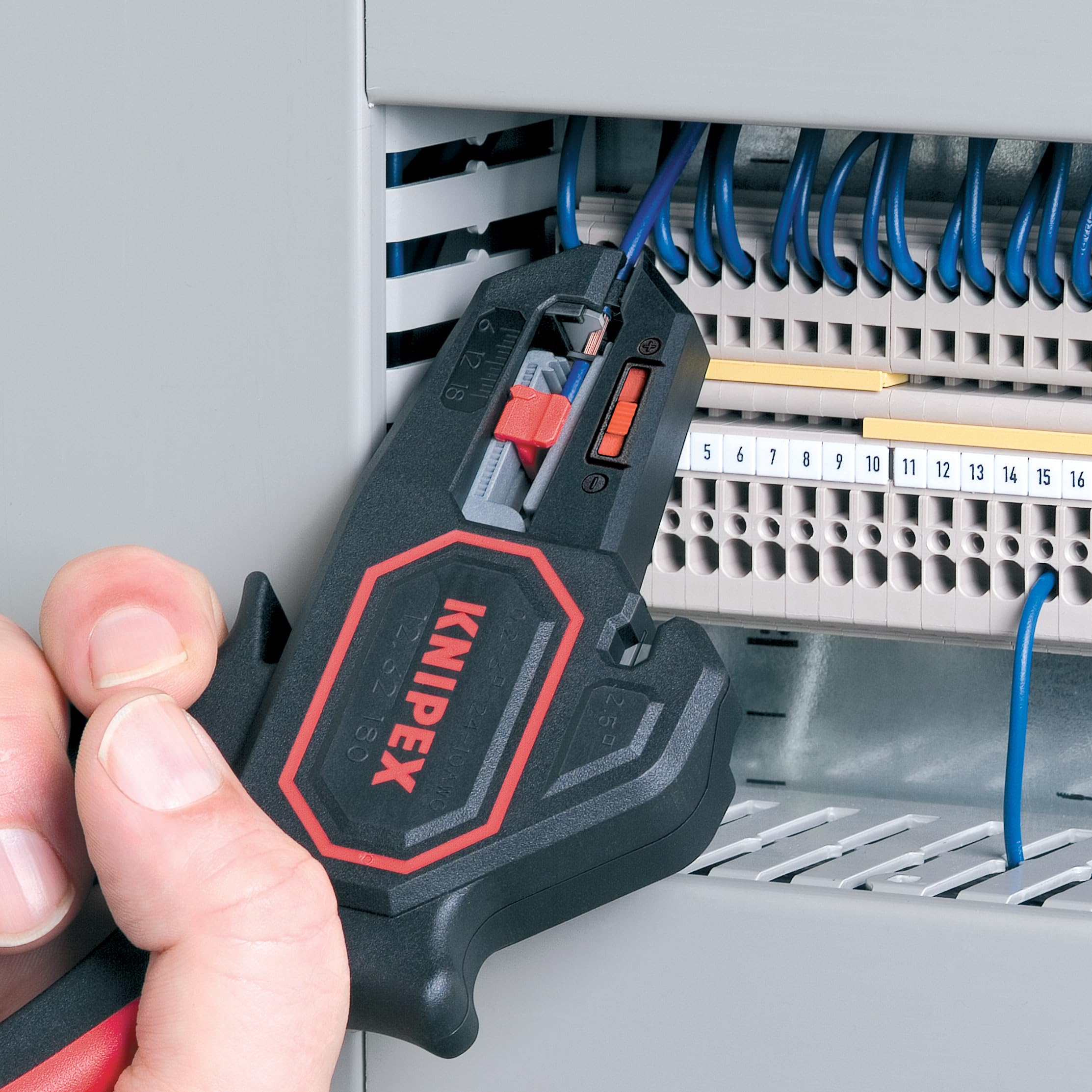KNIPEX auto-adjust feature demonstrated in action