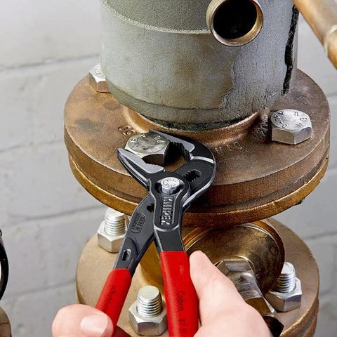 KNIPEX Cobra ES grip on flat material with three-point contact