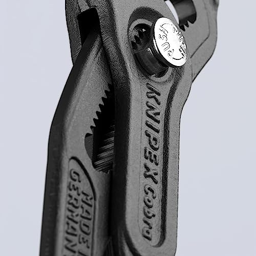 KNIPEX Cobra boxing joint design shows high stability during tough gripping tasks.