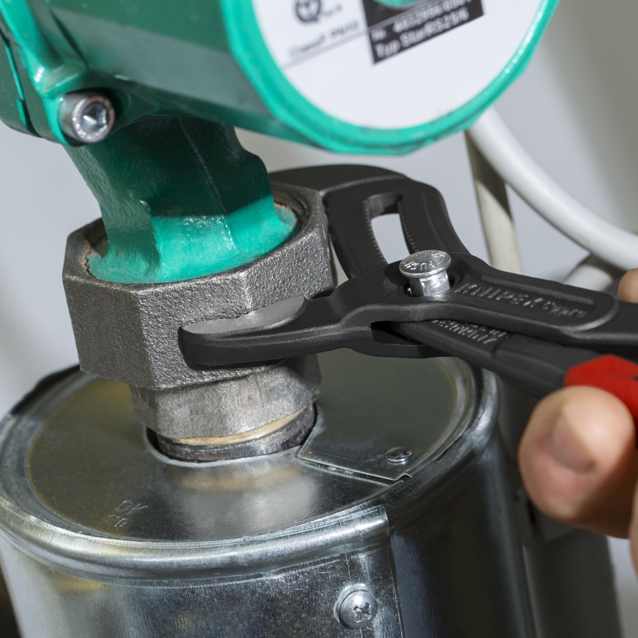 KNIPEX box joint design adds rigidity and minimizes wobble during use