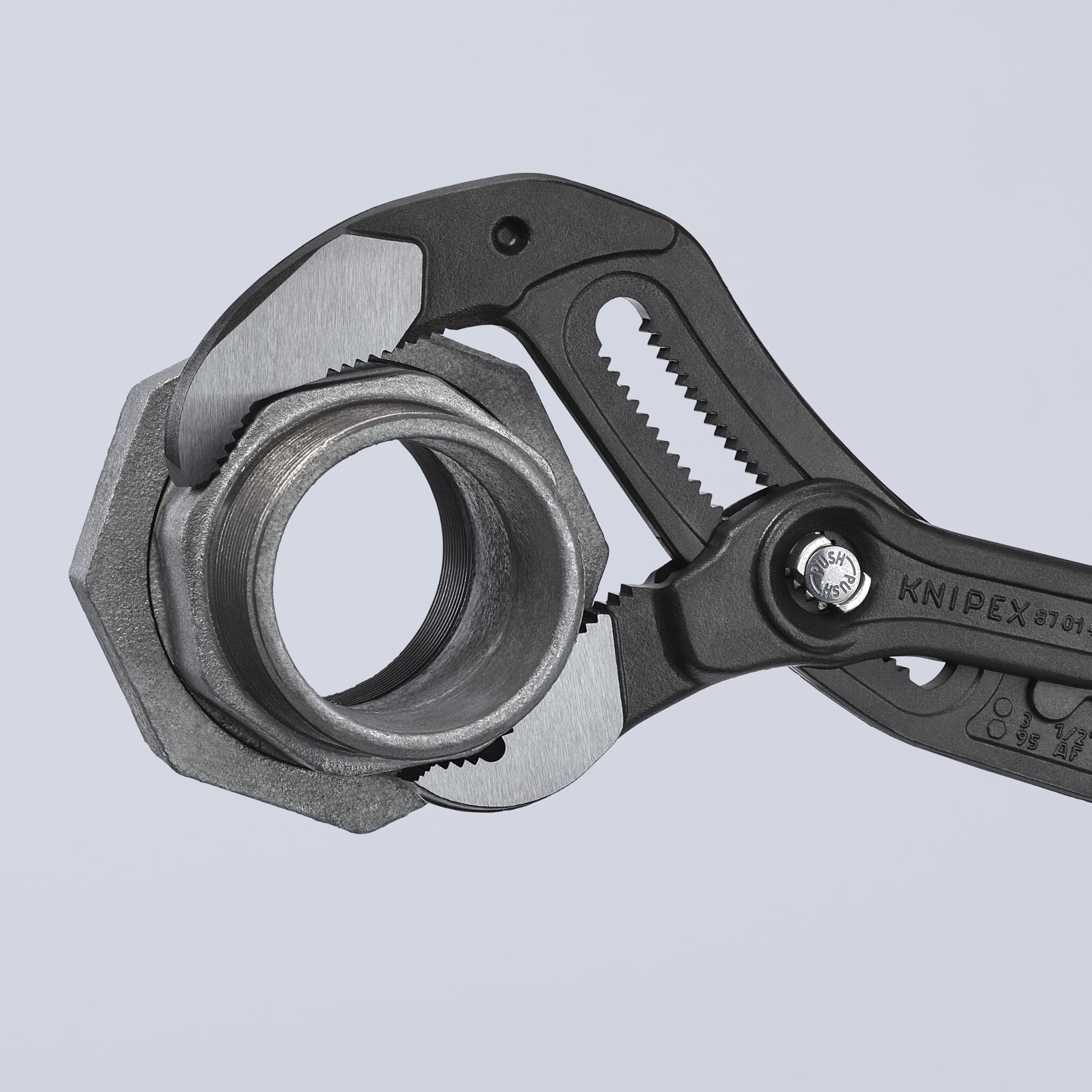 Box joint design on KNIPEX Cobra XL16 adds stability and durability.