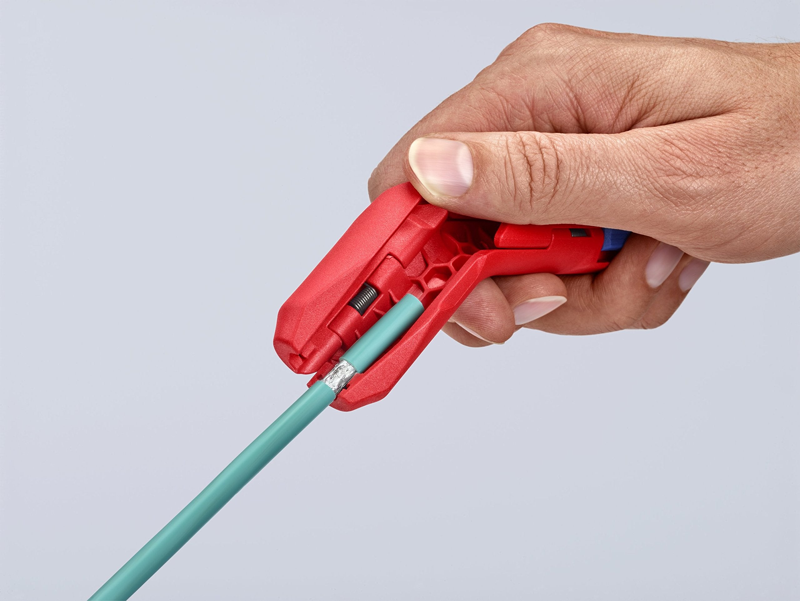 KNIPEX Ergostrip coax and data opening aid facilitates insertion