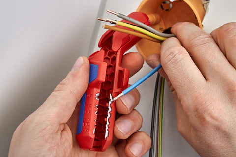 KNIPEX Ergostrip handles round and damp-proof cables with ease