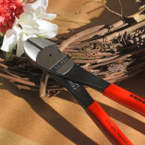KNIPEX high-leverage diagonal cutters cutting wire close-up demonstrates hard wire capability.
