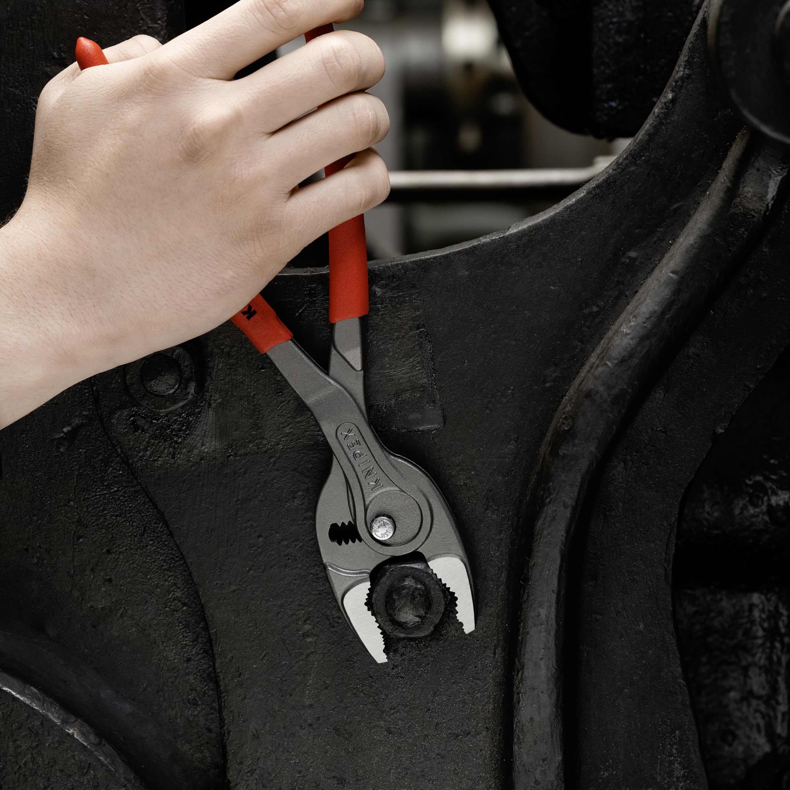 Box-joint construction of KNIPEX TwinGrip pliers for durable performance
