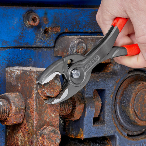 Push-button adjustment on KNIPEX TwinGrip locks jaw width in place