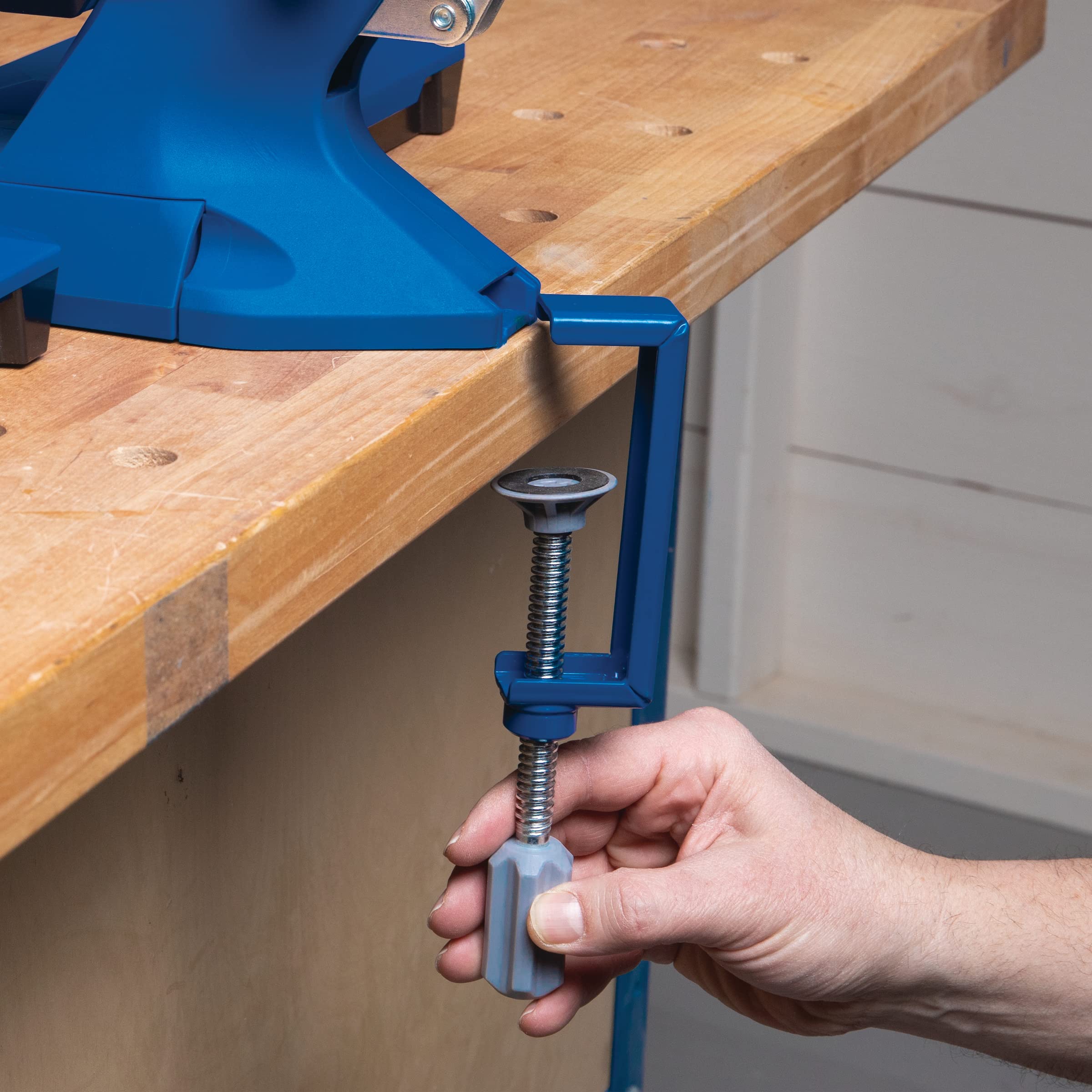 Benchtop setup with Kreg 520PRO stabilized by the jig clamp
