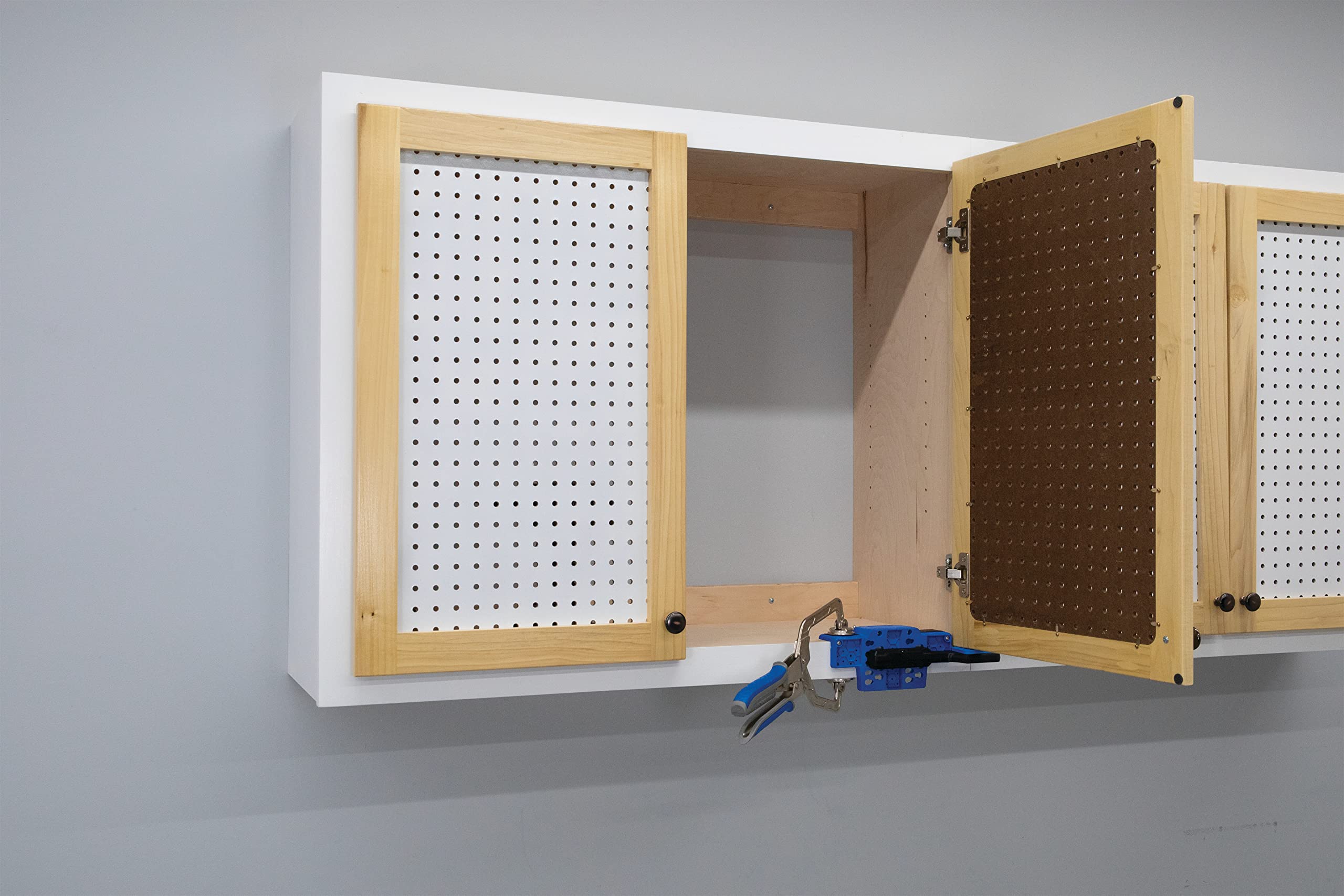 Kreg KHI-CDIJ support arm positioning enables one-handed door alignment.