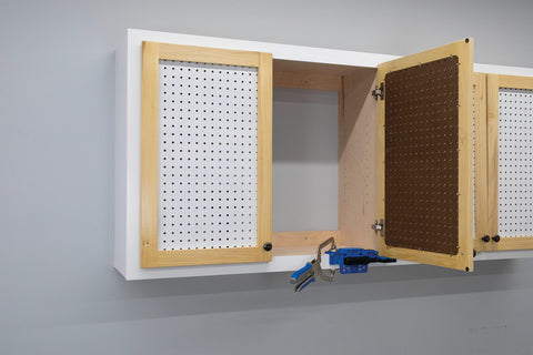 Kreg KHI-CDIJ support arm positioning enables one-handed door alignment.