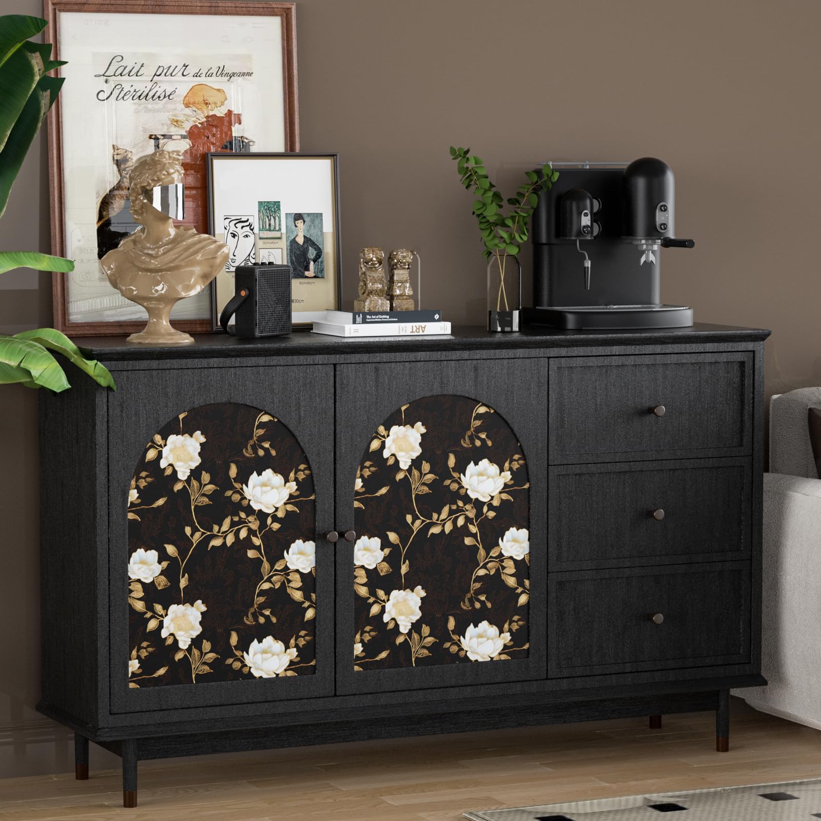 Laaste vintage floral pattern detail highlights gold leaf accents.