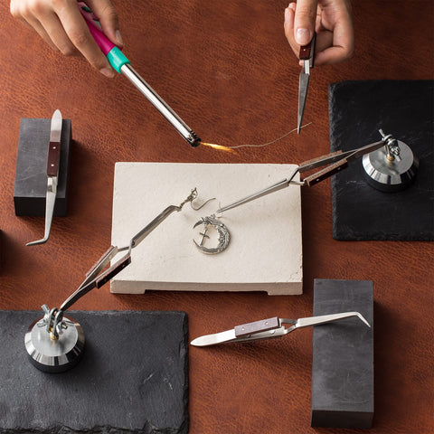 Lanties wooden handle protects hands while metal tips resist deformation.