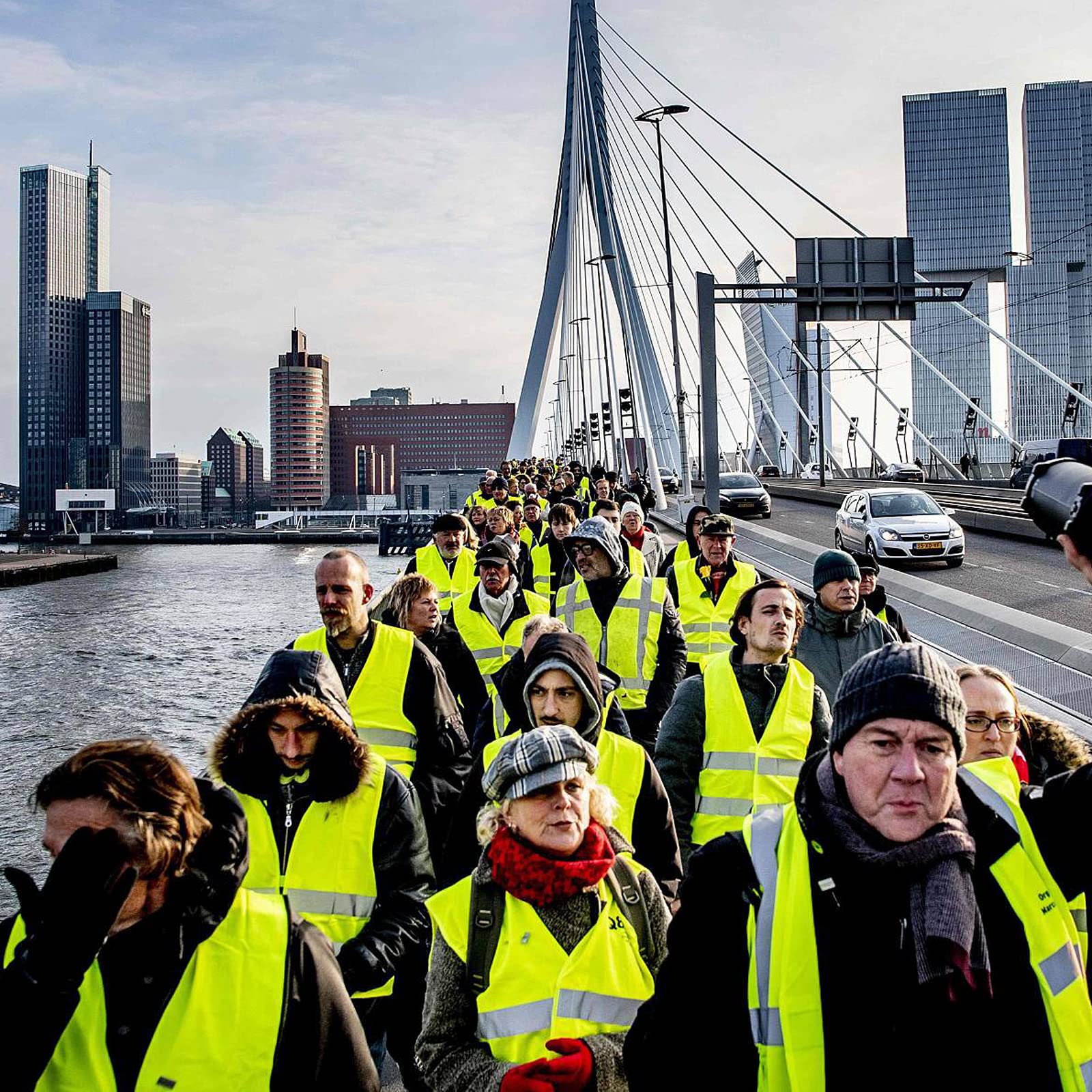 Lavori-AK Safety Vest wearer in a dynamic work environment.