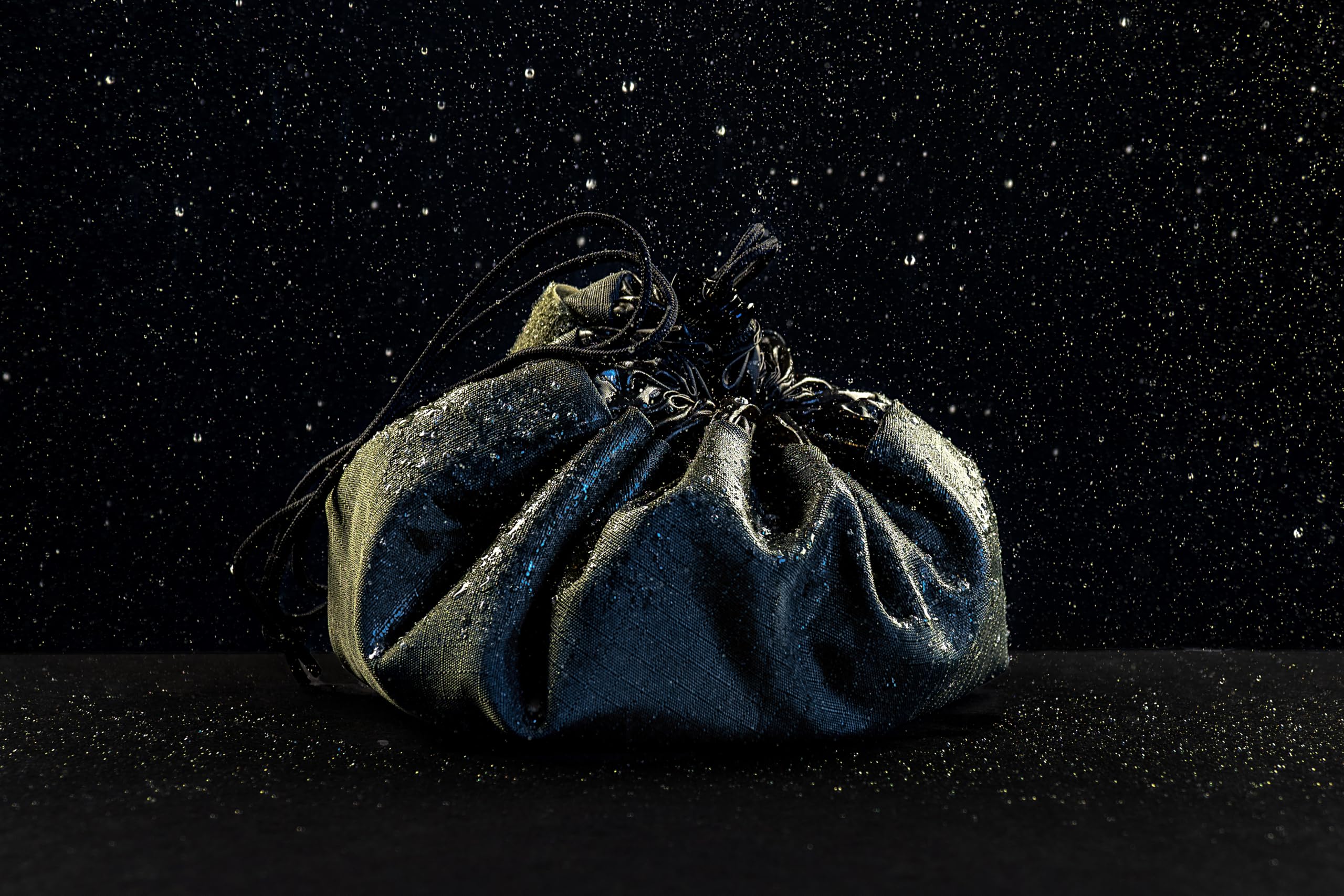 Lay-n-Go Defender bag water resistant fabric in use