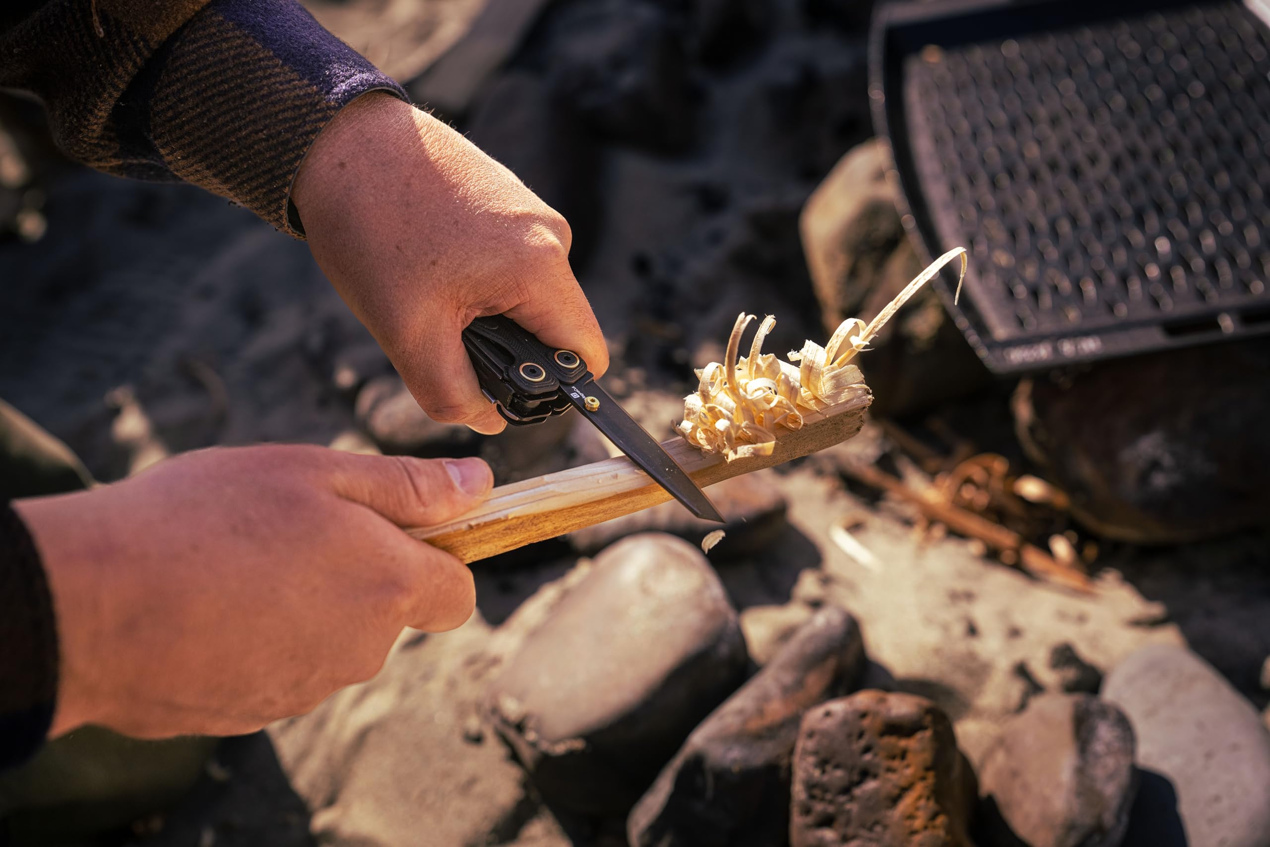 Wave Alpha thumb stud enables one-hand opening in action