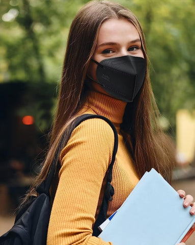 LEMENT KN95 mask black portable pack for on-the-go use