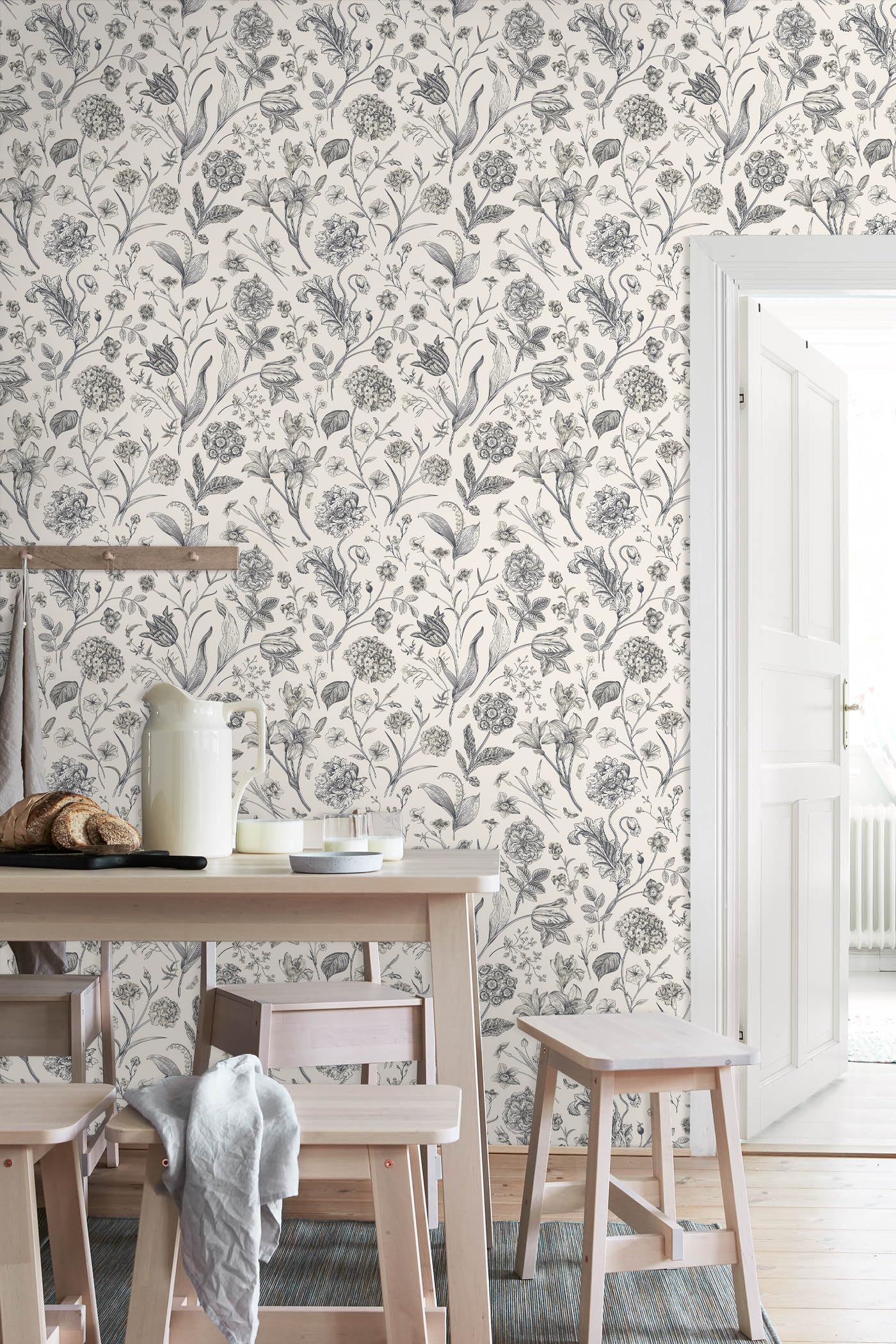 Lenify lily-valley-hydrangea motif adds soft elegance to walls.