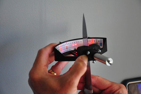 LEONARDS WAY Laser Knife Edge Reader front view aids precise edge angle measurement.