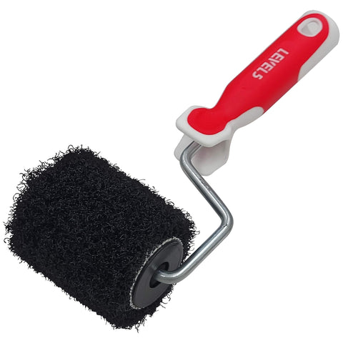 LEVEL5 drywall compound roller in action; even compound release on wall seams.