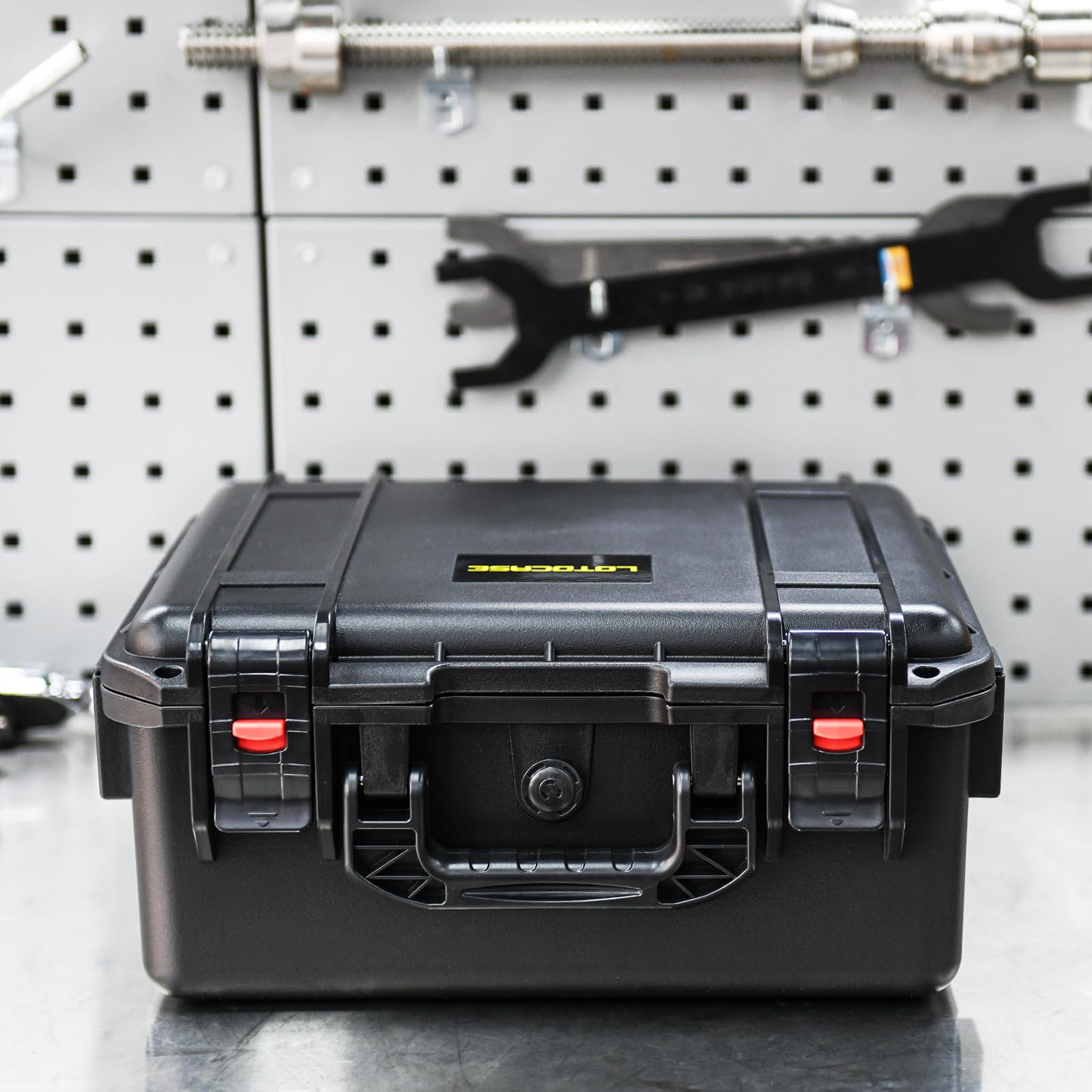 Durable LOTOCASE latch system for reliable daily use