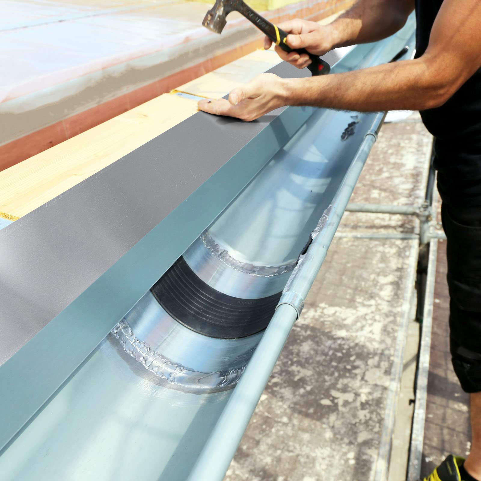 Lounsweer aluminum flashing resists bending under wind and humidity.