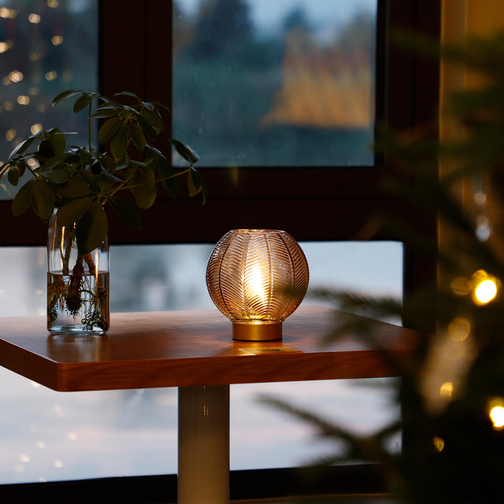 LUSHARBOR battery-powered lamp with timer enables easy night lighting.