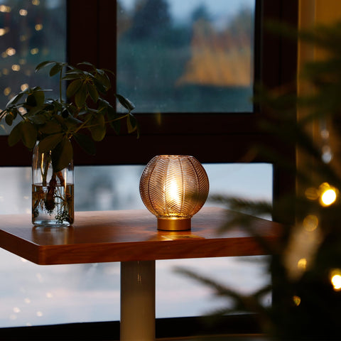 LUSHARBOR battery-powered lamp with timer enables easy night lighting.