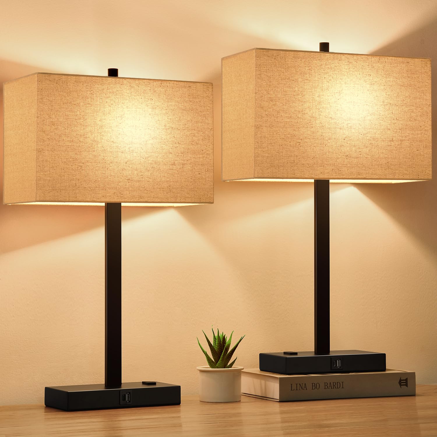 Lynnoland 21-inch touch bedside lamp with USB outlets for easy charging