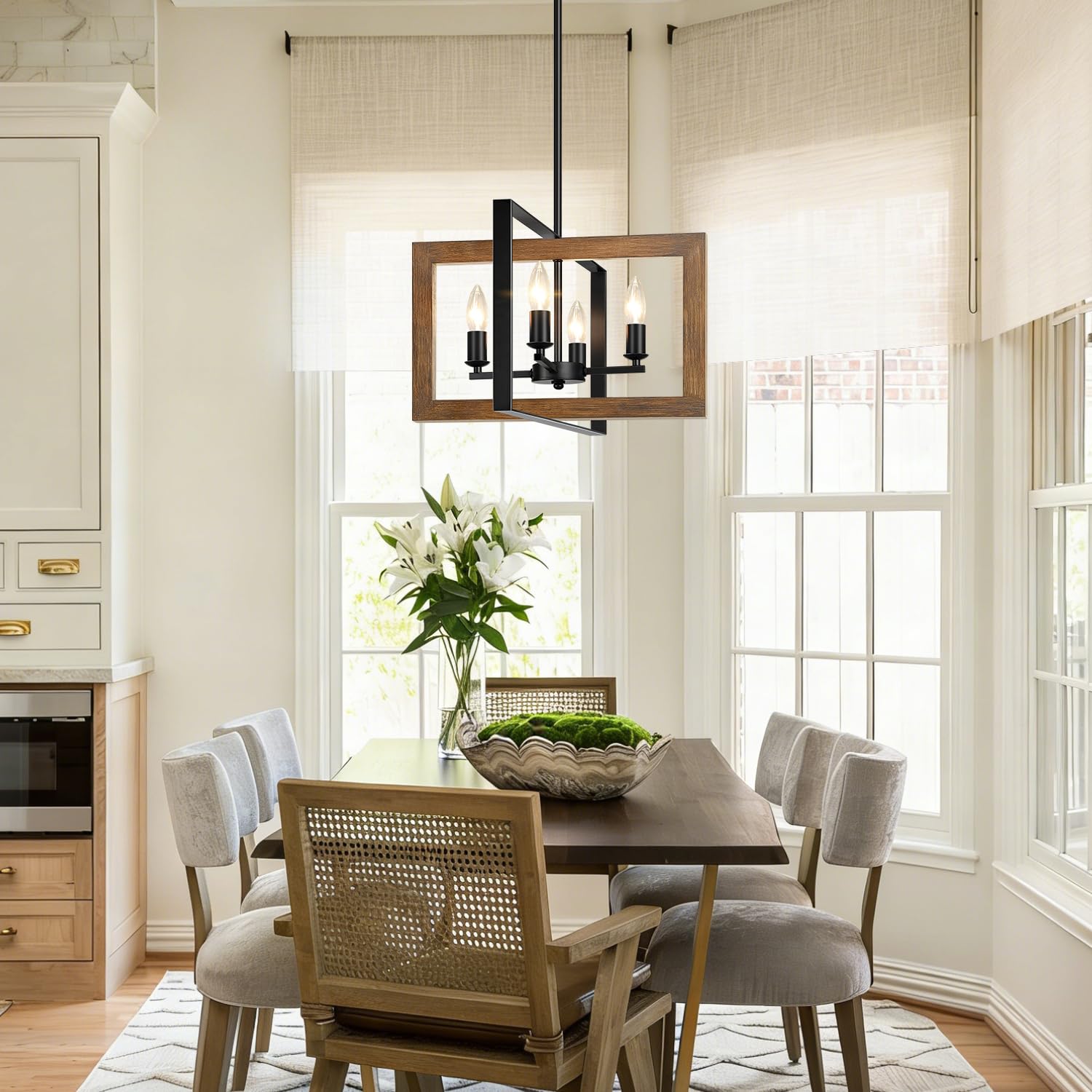 Lynnoland 360-degree rotation frames offer flexible light positioning