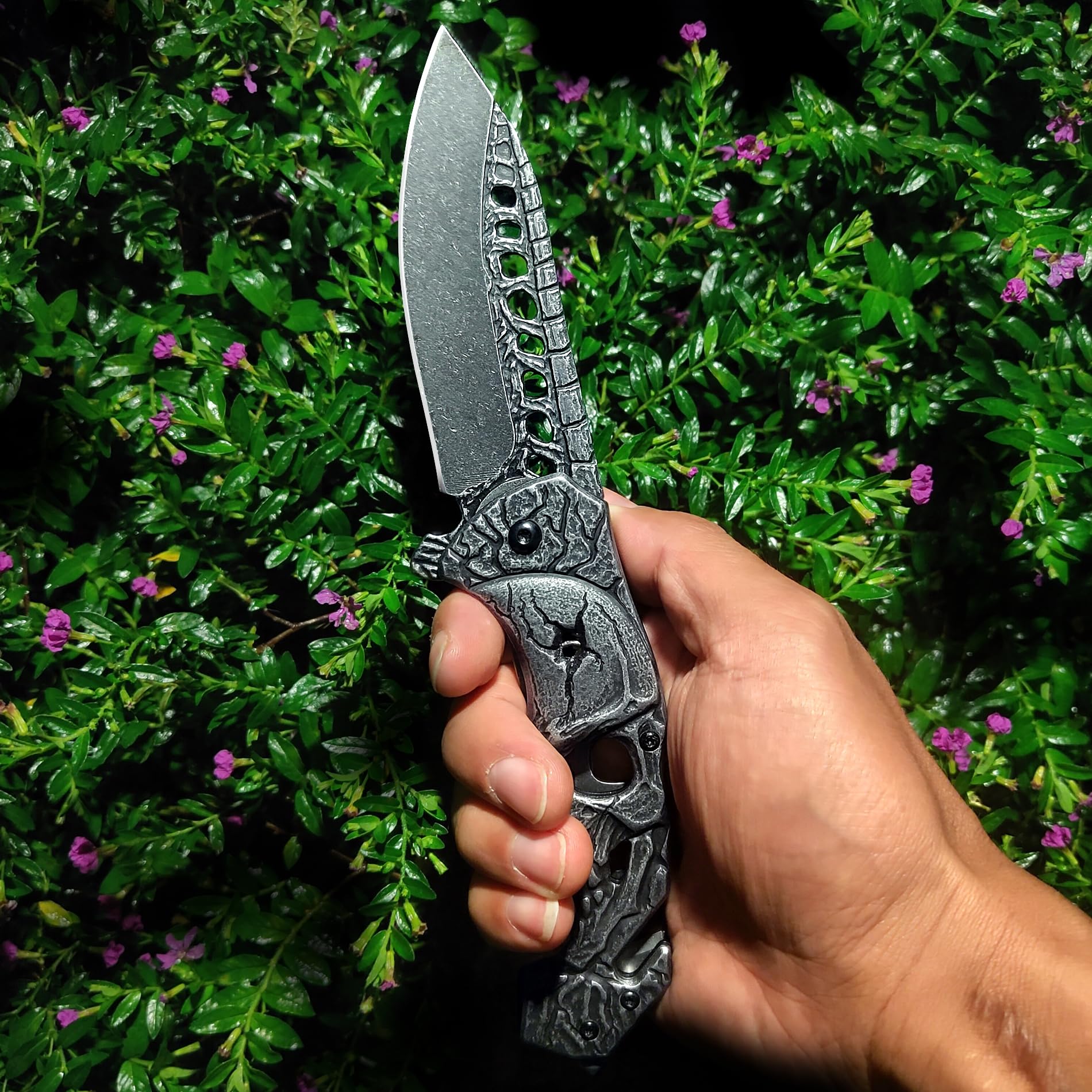 MADSMAUG pocket knife features seatbelt cutter for emergencies.