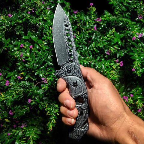 MADSMAUG pocket knife features seatbelt cutter for emergencies.
