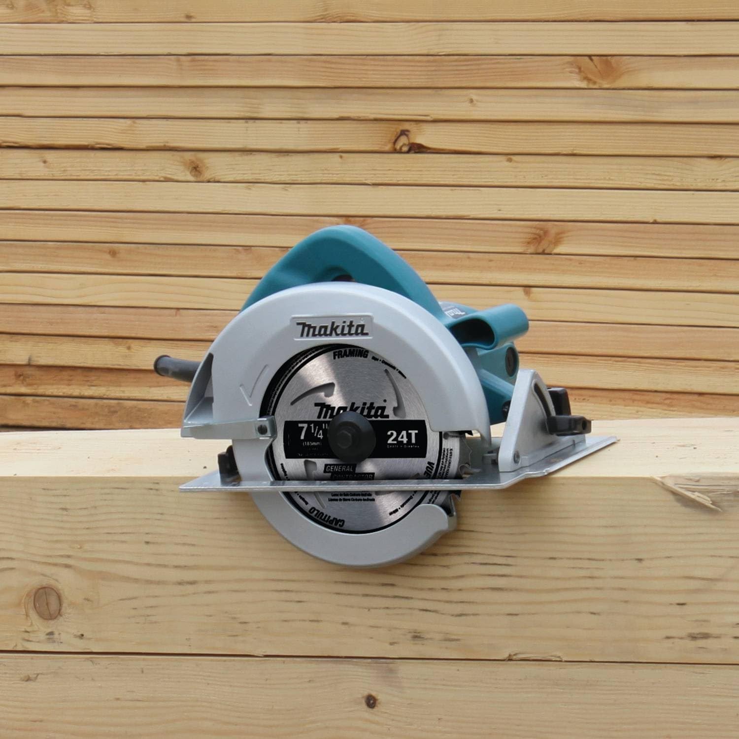 Makita 5007F dust blower keeps the line clear for accuracy.