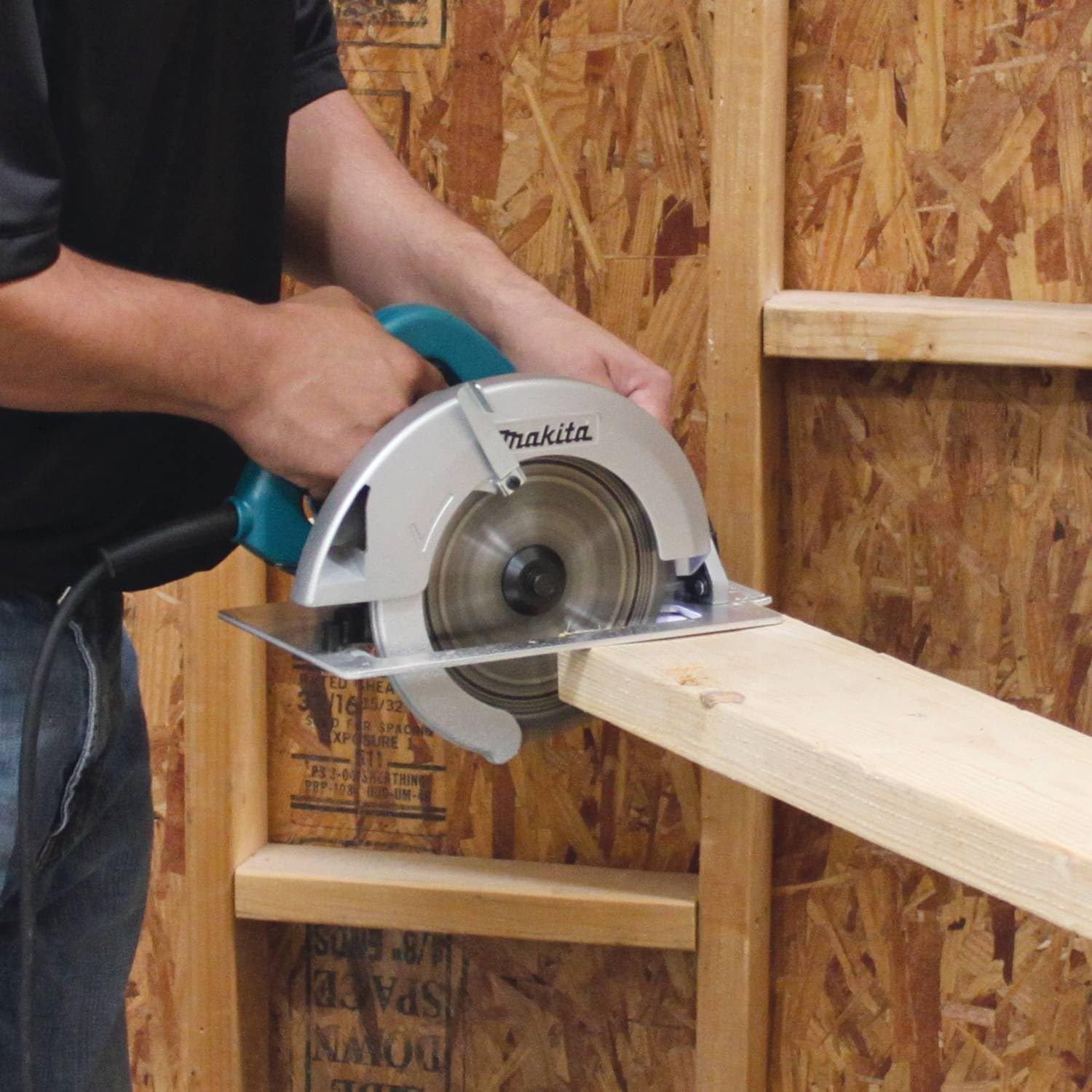 Makita 5007F flat motor housing aids easy blade changes.