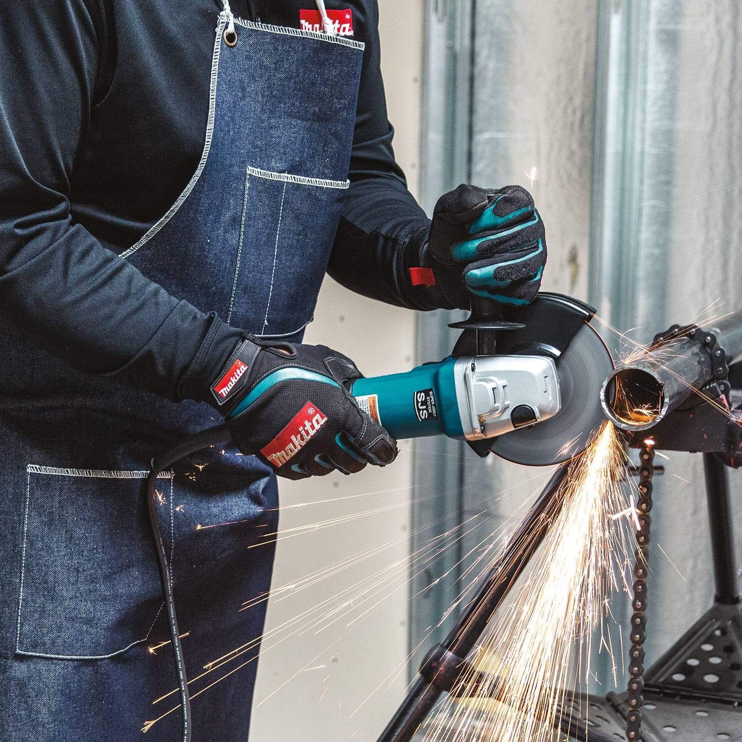 Makita 9566CV ergonomic side handle for comfortable operation