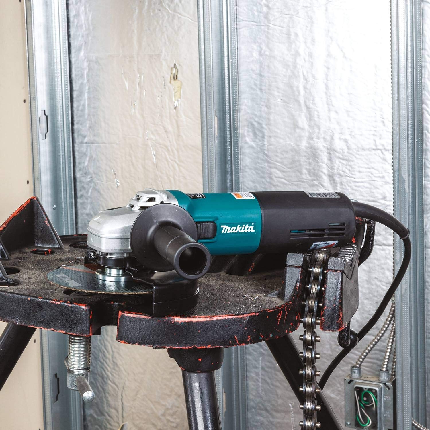 Makita 9566CV guard assembly ready for safe grinding and cutting