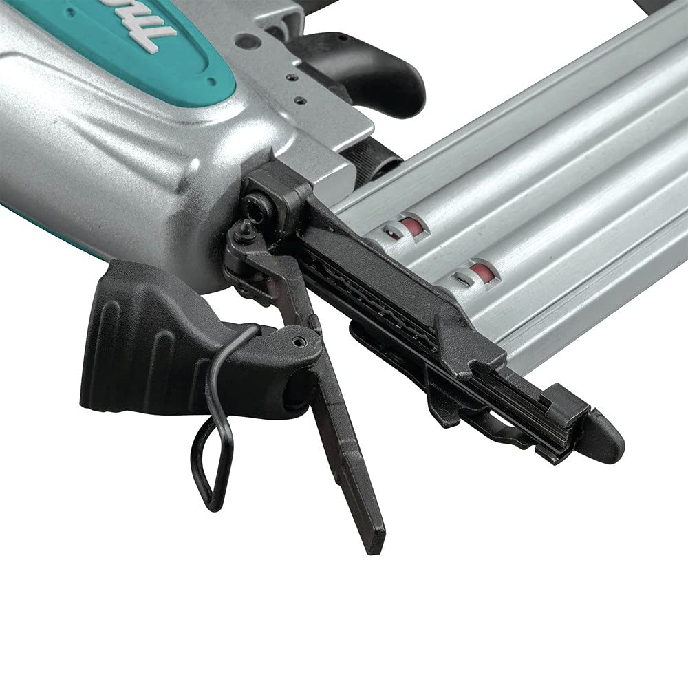 Makita AF506 lightweight construction at 2.9 pounds for comfortable use.