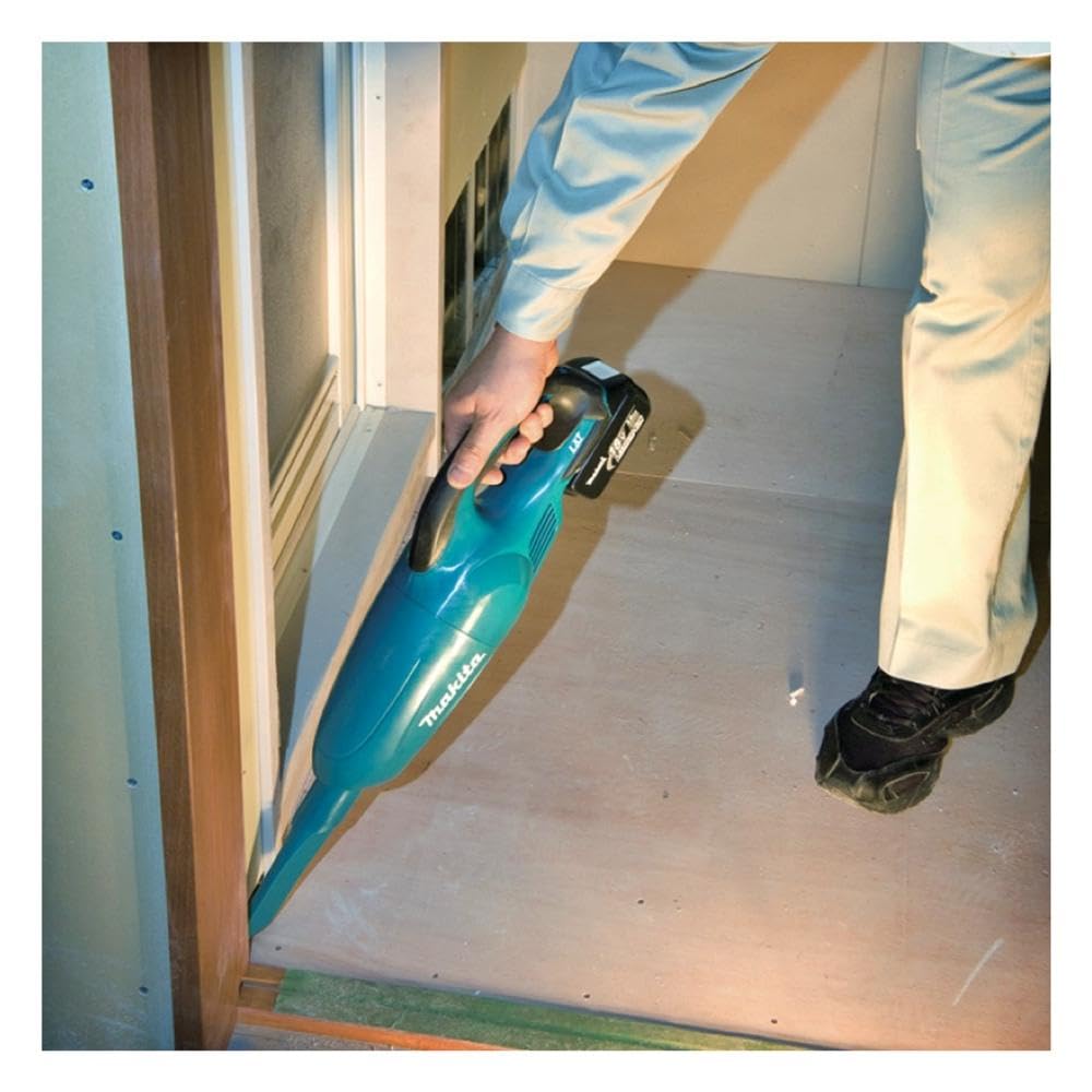 Makita DCL180Z lightweight handle reduces fatigue during vehicle cleaning
