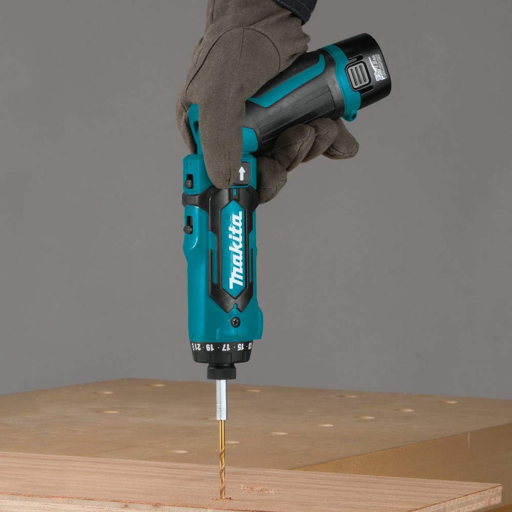 Makita DF012DSE straight and pistol grip positions improve comfort.