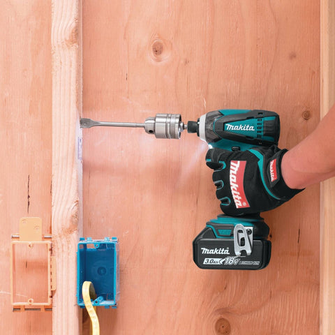 Makita keyless chuck 6916fd detail label shows precise hardware for durable performance.