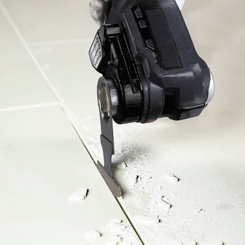 Makita XMT04ZB StarlockMax clamp system enabling fast accessory changes.