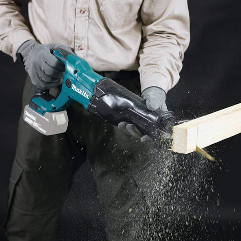 18V LXT compatibility across Makita tools keeps batteries interchangeable.