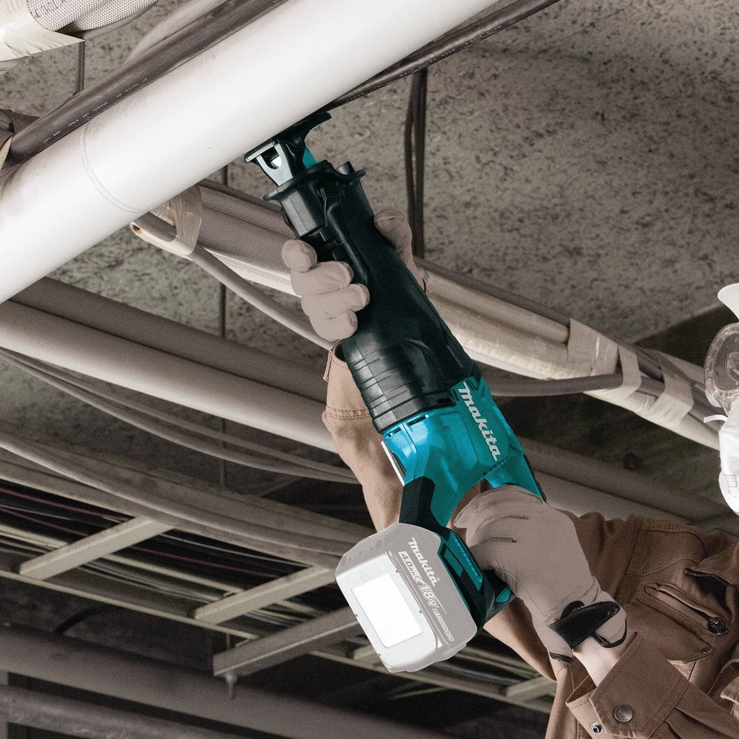 Makita XRJ05Z LED work-light improves visibility in dim spaces