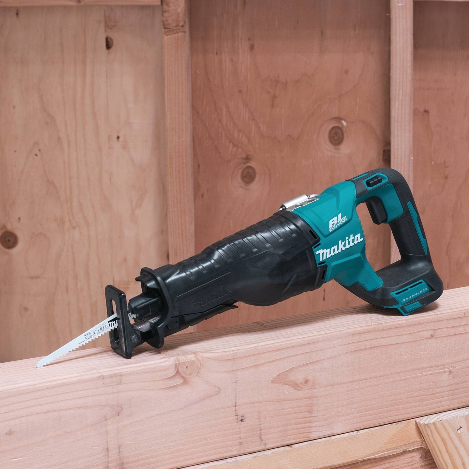 Makita XRJ05Z 1-1/4 inch stroke-length for faster cutting
