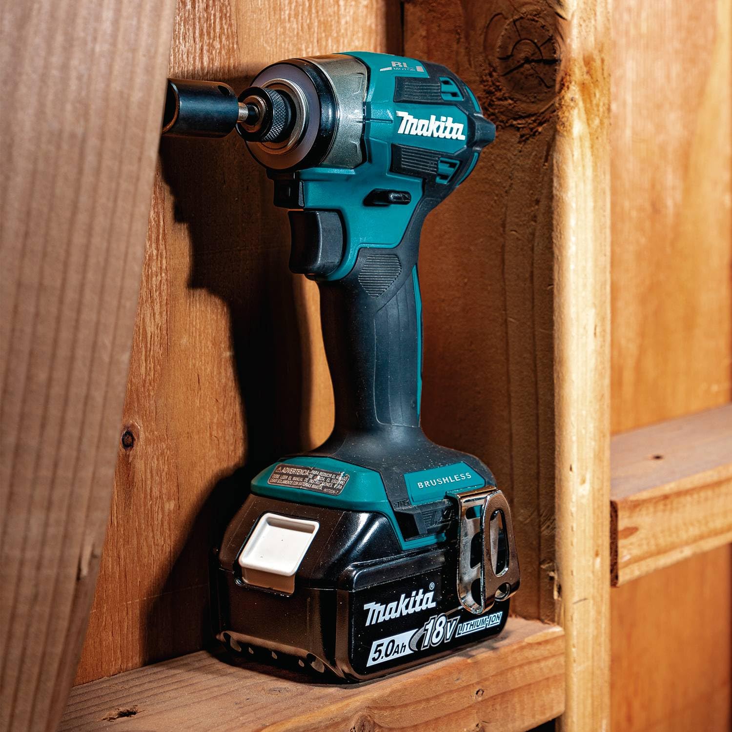 Makita XT297T ergonomic soft-grip handle reduces user fatigue