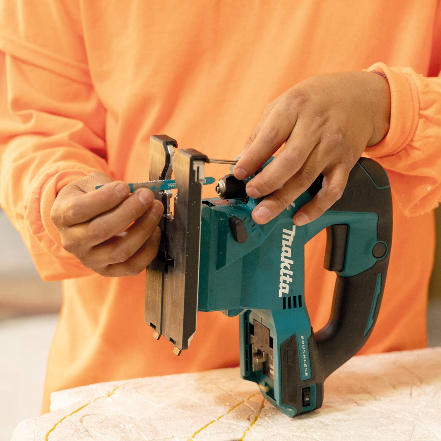 Makita XVJ04Z tool-less blade change for quick, effortless blade swaps.