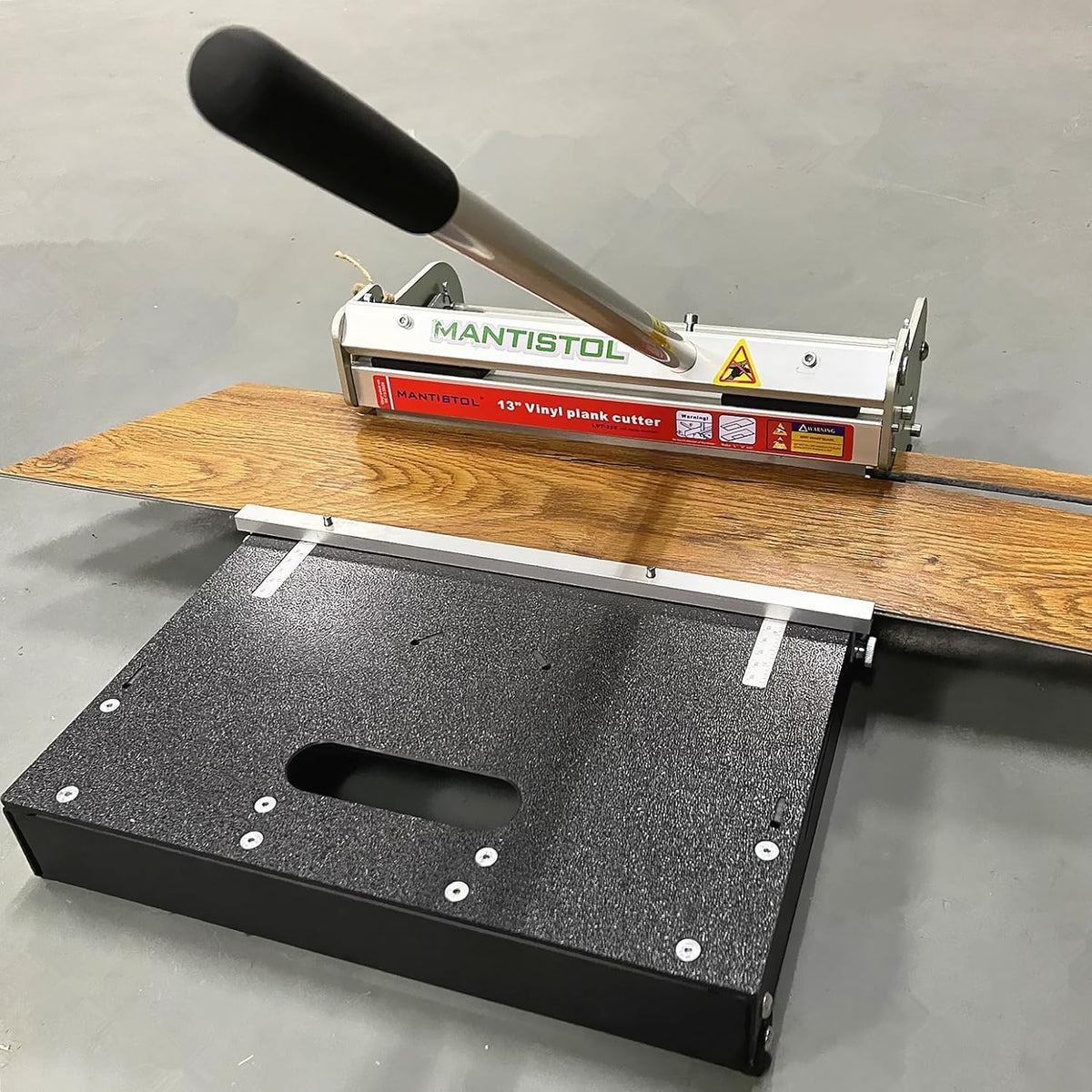 MANTISTOL LVT-330 cutting width for precise vinyl edge alignment.