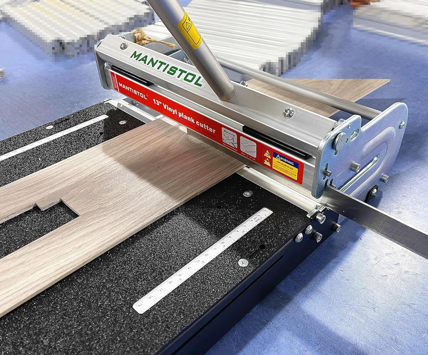 Mantistol rigid-core cutter delivering burr-free edges