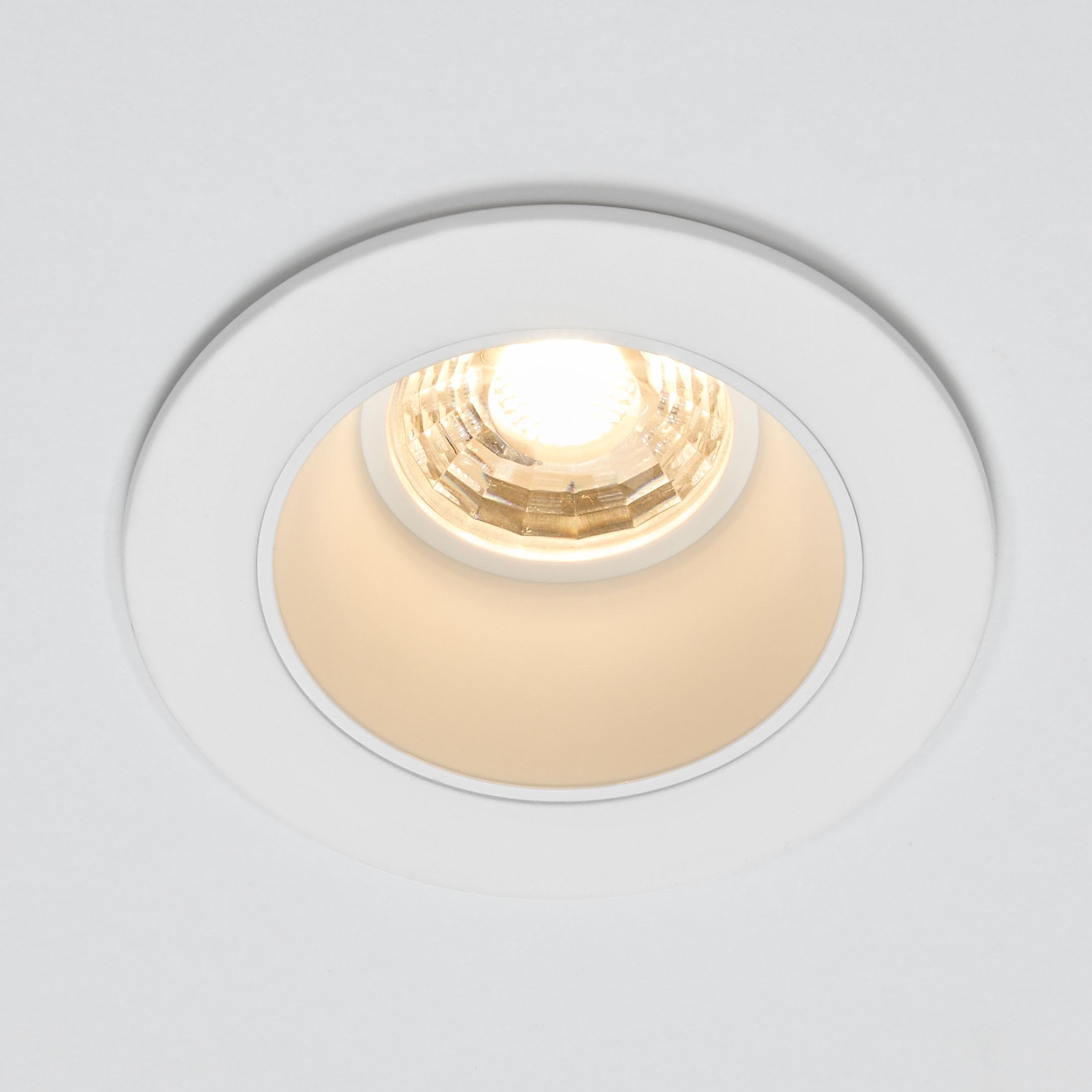 Maxxima dimmable downlight with 20–100% brightness control.