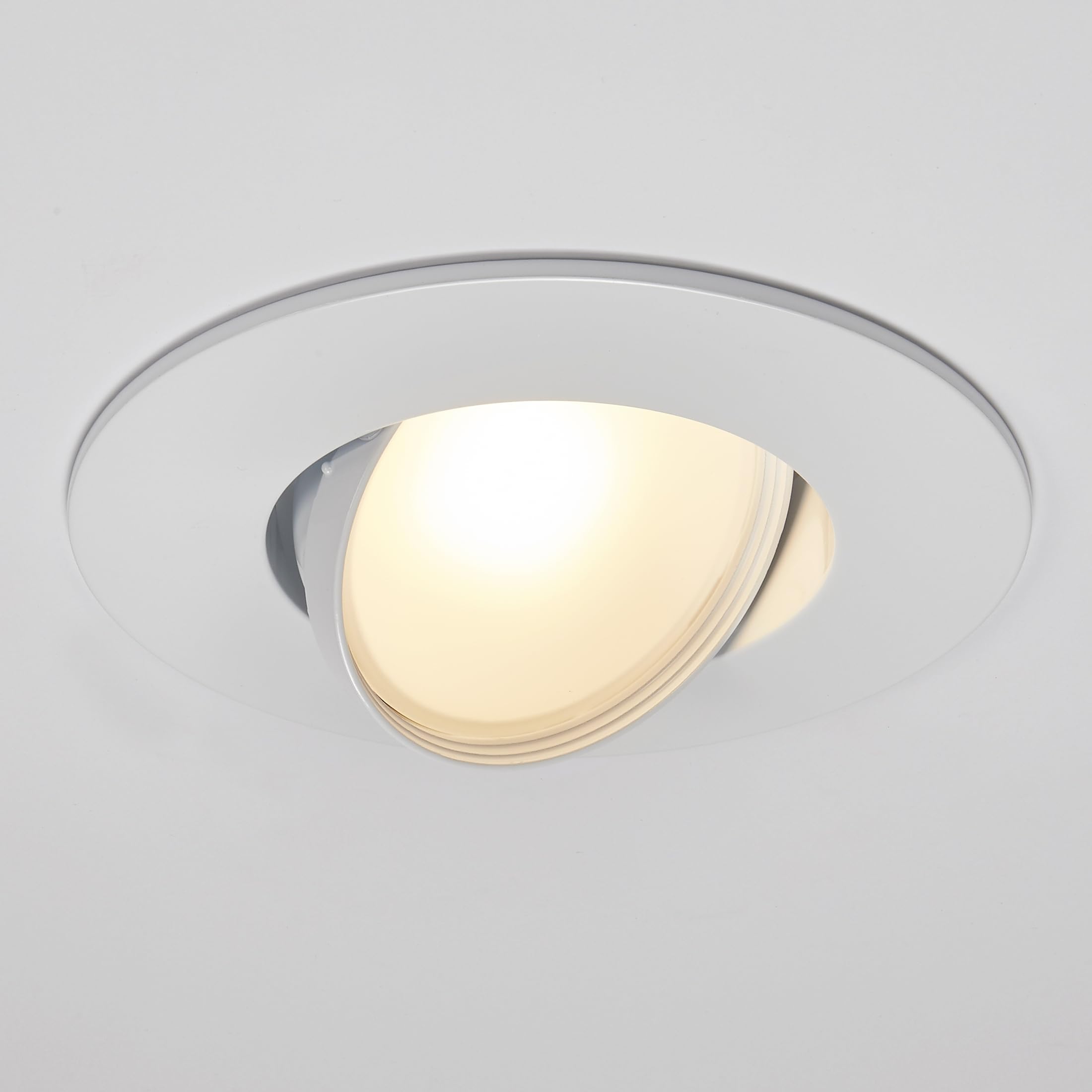 Maxxima dimmable downlight demonstrates 20–100% brightness for living room scenes.