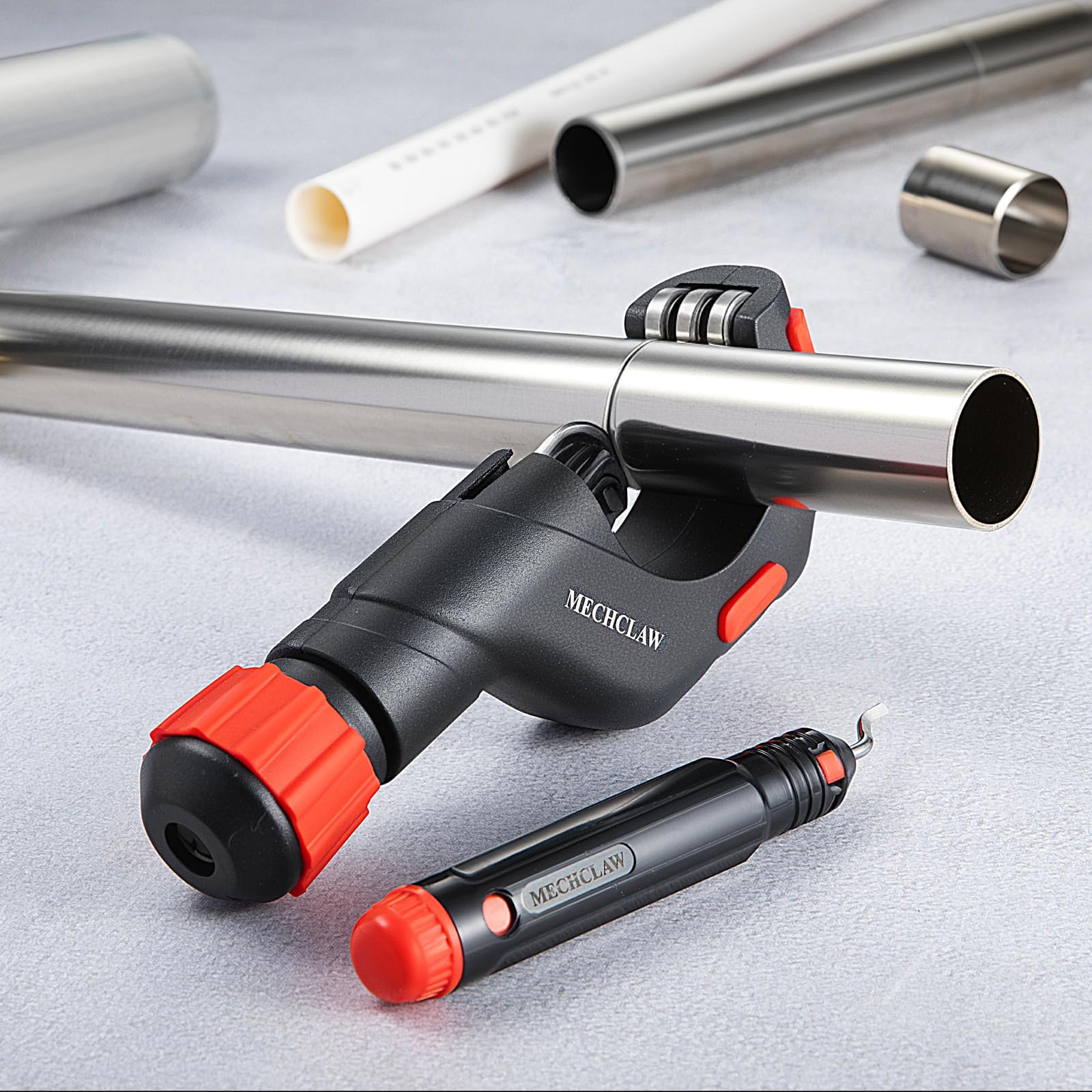 Ergonomic knob offers comfortable control during incremental pipe cutting