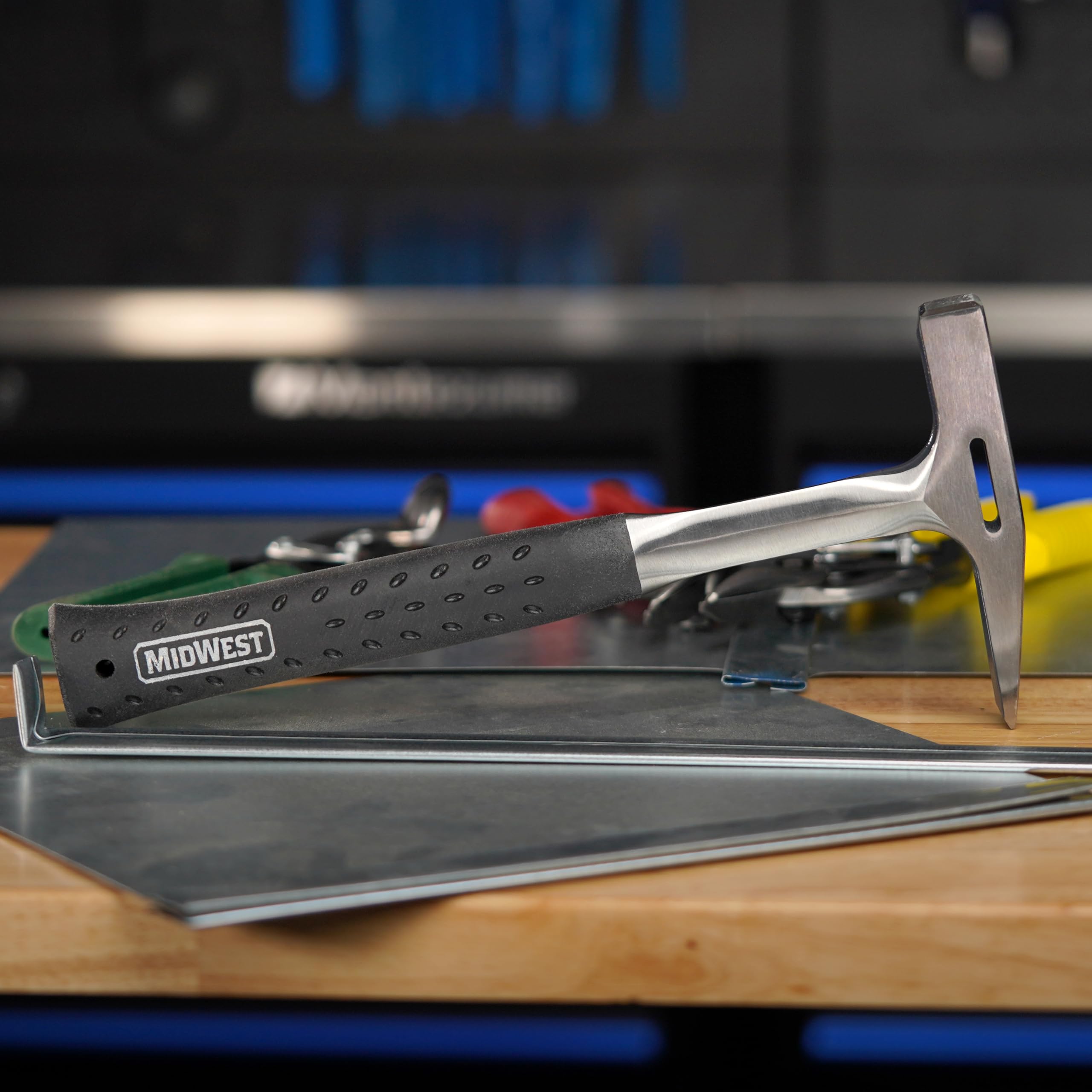 Midwest Snips MWT-18A tapered peen improves strike accuracy.